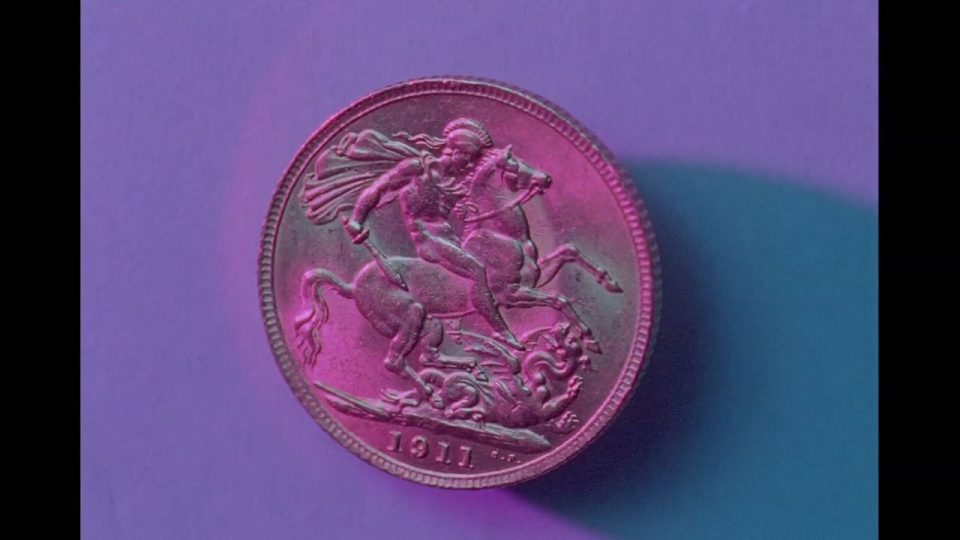 De l’argent filmé de profil et de trois quarts