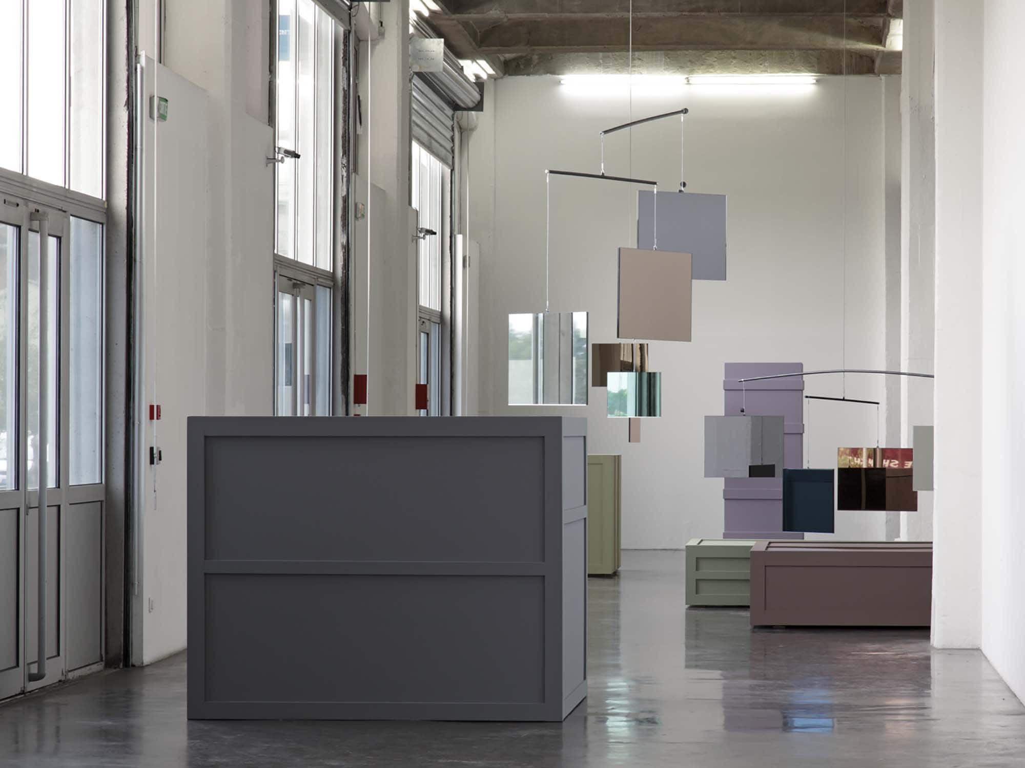 Exposition de Isabelle Cornaro "Ornement (ébène), Ornement (makore), Ornement (ziricotte), Ornement (amarante), Ornement (obeche) - 2012 Hexaèdre (blanc, gris, bronze), Hexaèdre (gris, bronze, corail, vert, bleu), Octaèdre (blanc, gris, bronze, corail, vert, bleu) - 2012