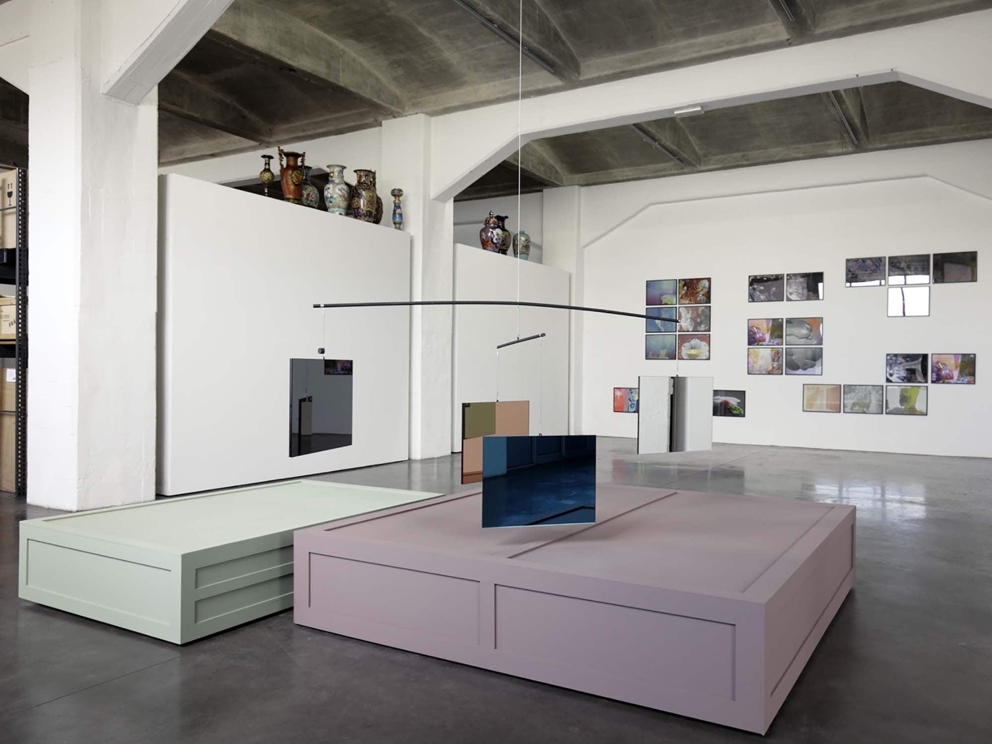 Exposition de Isabelle Cornaro "Ornement (ébène), Ornement (makore), Ornement (ziricotte), Ornement (amarante), Ornement (obeche) - 2012 (détail) Hexaèdre (blanc, gris, bronze), Hexaèdre (gris, bronze, corail, vert, bleu), Octaèdre (blanc, gris, bronze, corail, vert, bleu) - 2012 (détail) "Ajouts", Ensemble de vases décorés - 2012 "PortraitsII", 23 éléments