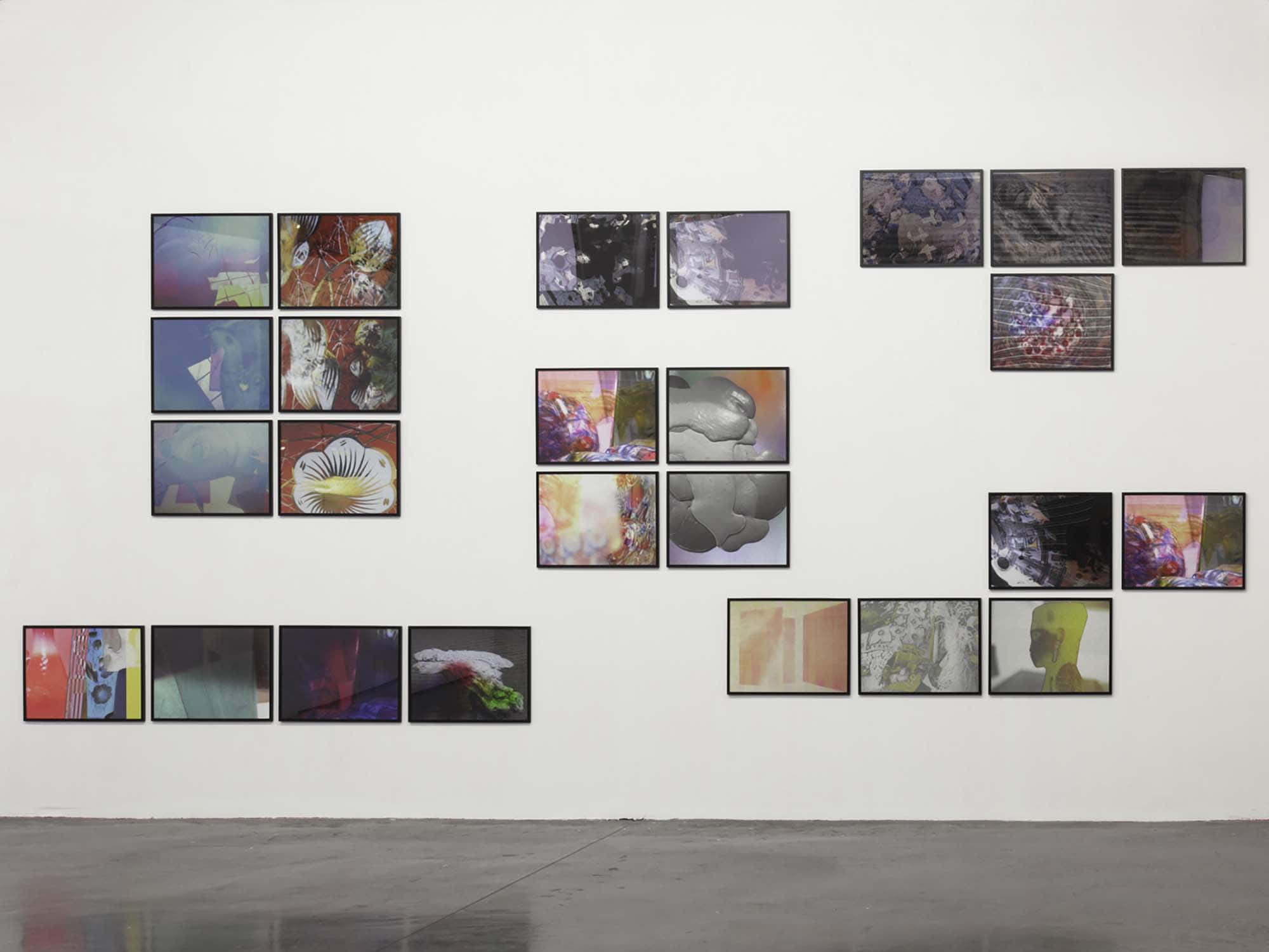 Exposition de Isabelle Cornaro "Ornement (ébène), Ornement (makore), Ornement (ziricotte), Ornement (amarante), Ornement (obeche) - 2012 (détail) Hexaèdre (blanc, gris, bronze), Hexaèdre (gris, bronze, corail, vert, bleu), Octaèdre (blanc, gris, bronze, corail, vert, bleu) - 2012 (détail) "Ajouts", Ensemble de vases décorés - 2012 "PortraitsII", 23 éléments