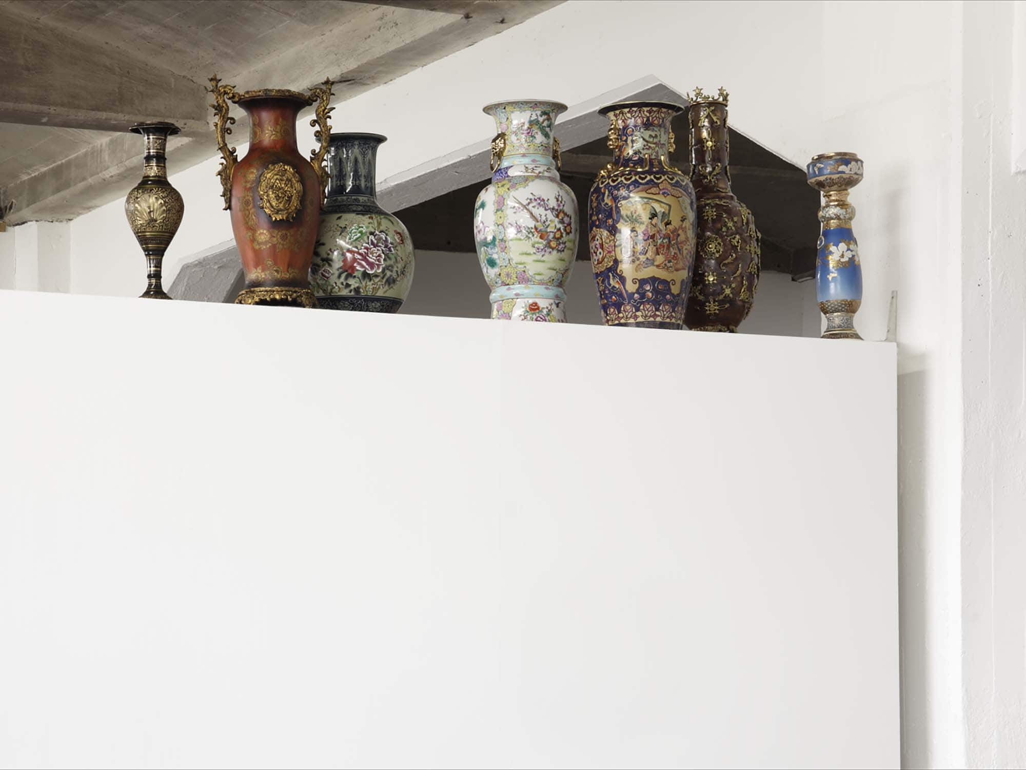 Exposition de Isabelle Cornaro "Ornement (ébène), Ornement (makore), Ornement (ziricotte), Ornement (amarante), Ornement (obeche) - 2012 (détail) Hexaèdre (blanc, gris, bronze), Hexaèdre (gris, bronze, corail, vert, bleu), Octaèdre (blanc, gris, bronze, corail, vert, bleu) - 2012 (détail) "Ajouts", Ensemble de vases décorés - 2012 "PortraitsII", 23 éléments