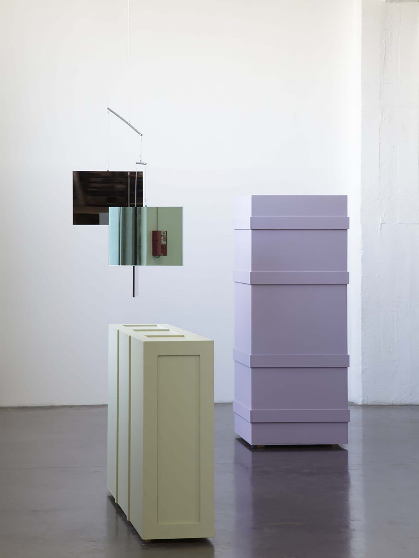 Exposition de Isabelle Cornaro "Ornement (ébène), Ornement (makore), Ornement (ziricotte), Ornement (amarante), Ornement (obeche) - 2012 (détail) Hexaèdre (blanc, gris, bronze), Hexaèdre (gris, bronze, corail, vert, bleu), Octaèdre (blanc, gris, bronze, corail, vert, bleu) - 2012 (détail) "Ajouts", Ensemble de vases décorés - 2012 "PortraitsII", 23 éléments