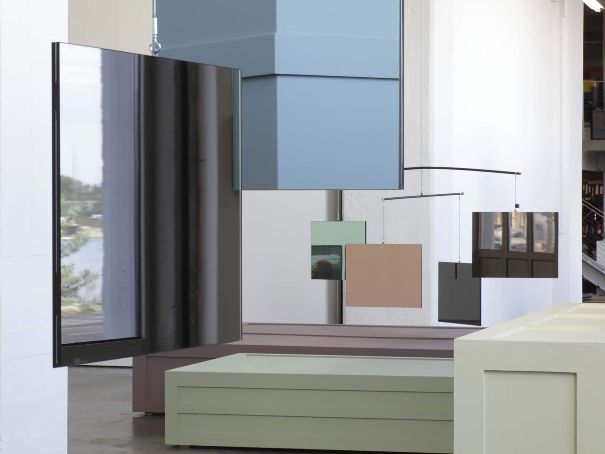 Exposition de Isabelle Cornaro "Ornement (ébène), Ornement (makore), Ornement (ziricotte), Ornement (amarante), Ornement (obeche) - 2012 (détail) Hexaèdre (blanc, gris, bronze), Hexaèdre (gris, bronze, corail, vert, bleu), Octaèdre (blanc, gris, bronze, corail, vert, bleu) - 2012 (détail) "Ajouts", Ensemble de vases décorés - 2012 "PortraitsII", 23 éléments